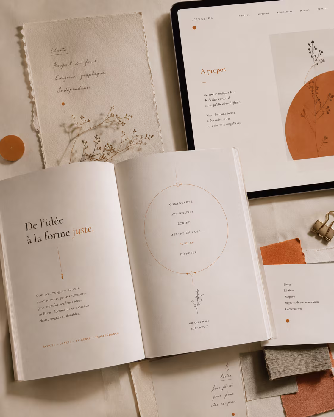 Composition éditoriale avec livres et tablette